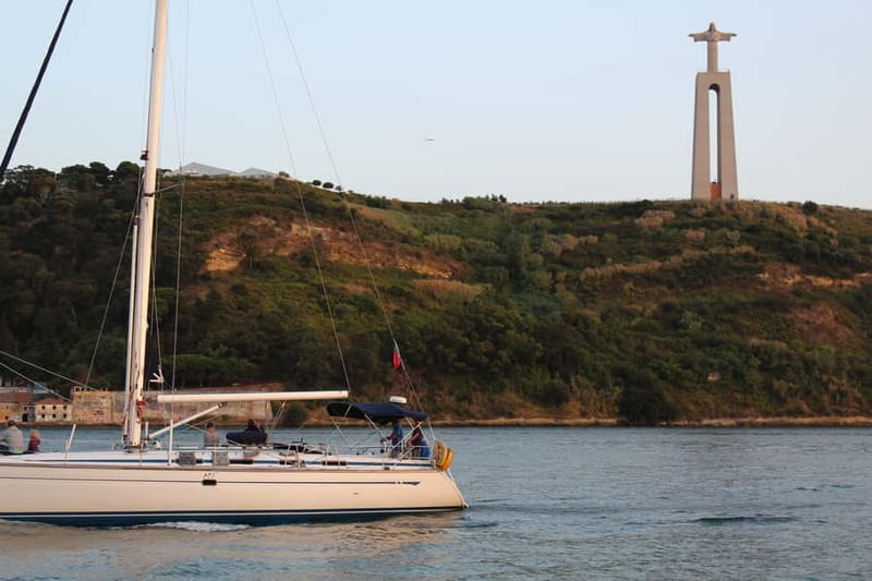 Lisbon: Classic Yacht Tour with Drinks and Pastel de Nata - Where you check in (and how to start without stress)