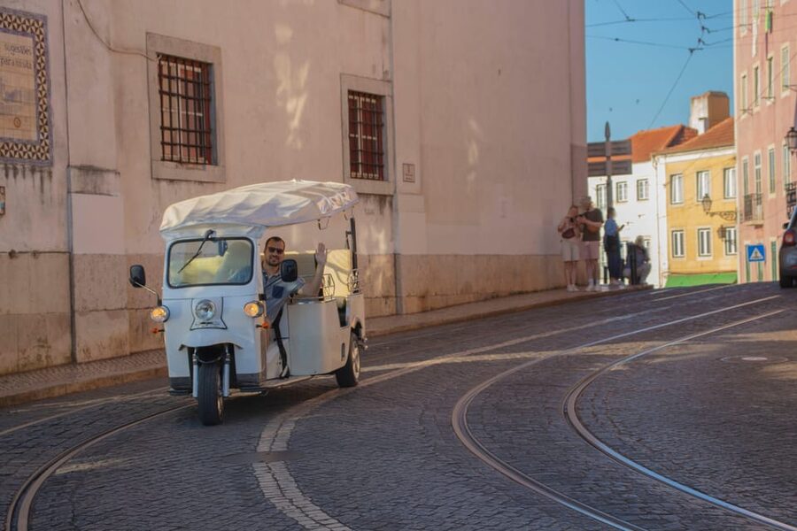Lisbon: Early Morning TukTuk Tour - hotel/cruise ship pickup - São Jorge Area and Lisbon Cathedral: Old Stones, Real Context