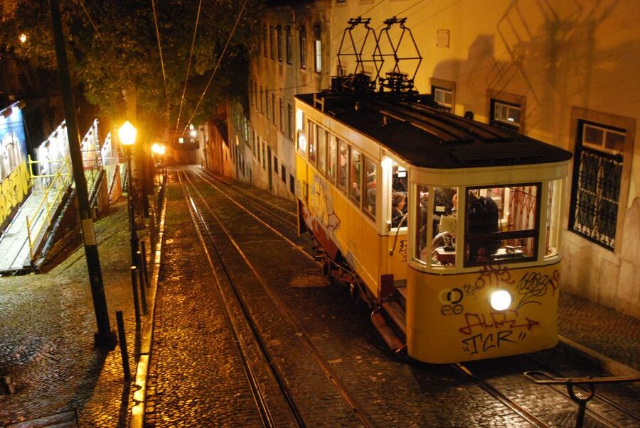 Lisbon: Evening City Tour with Dinner and Live Fado Show - Traditional dinner plus live Fado: the heart of the evening