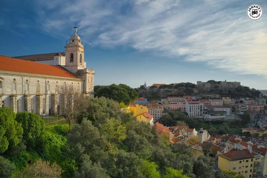 LISBON : EXPLORE OLD TOWN ALFAMA BY ELECTRIC TUK TUK - Sé Cathedral: the oldest church stop that actually makes sense