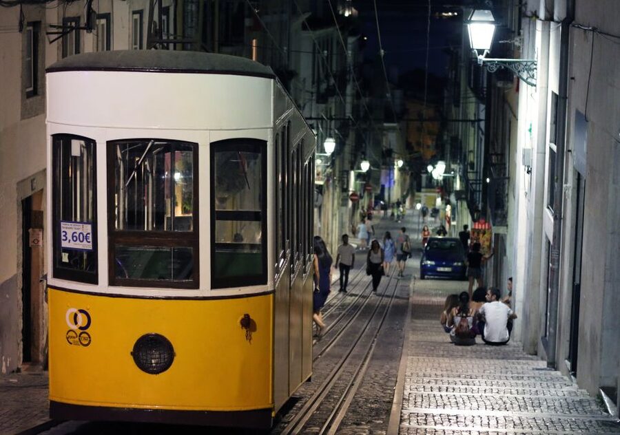 Lisbon: Fado Vadio Tour with Portuguese Tapas - Inside the Fado house: the show format and how you join in