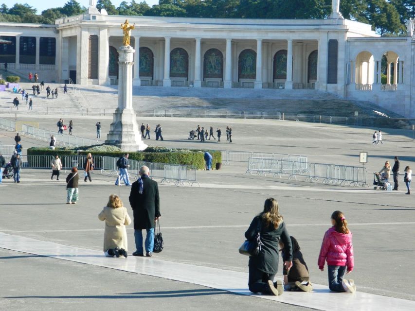 Lisbon: Fatima, Batalha, Nazare and Obidos Tour Hotel Pickup - Guides and group pace: why the day feels organized
