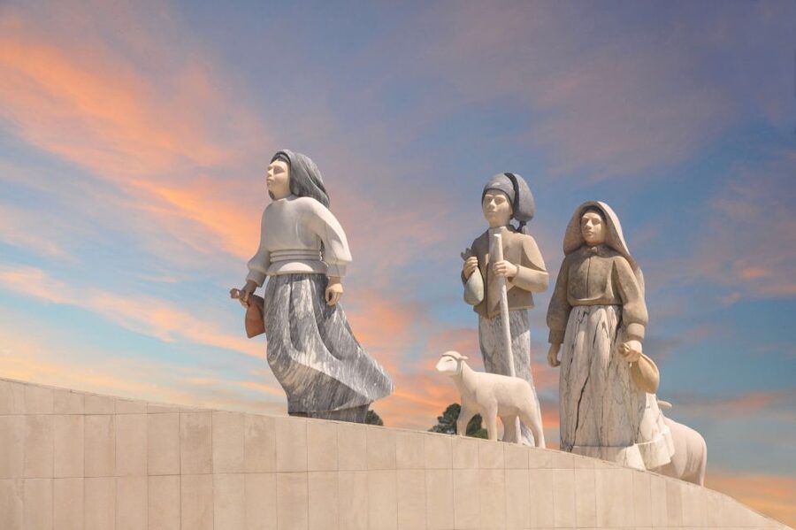 Lisbon: Fátima, Nazaré, Óbidos & São Martinho do Porto Tour - What to watch for: pace, religious sites, and comfort