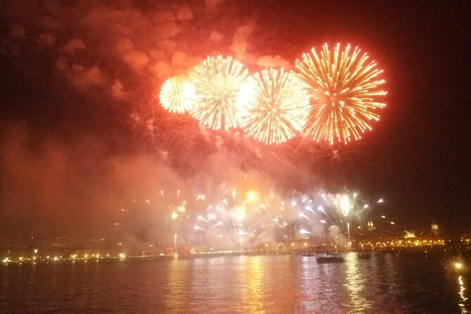 Lisbon: Fireworks, Music and Open Bar in New Year's Eve Cruise - Stop-by-stop: what each moment feels like onboard
