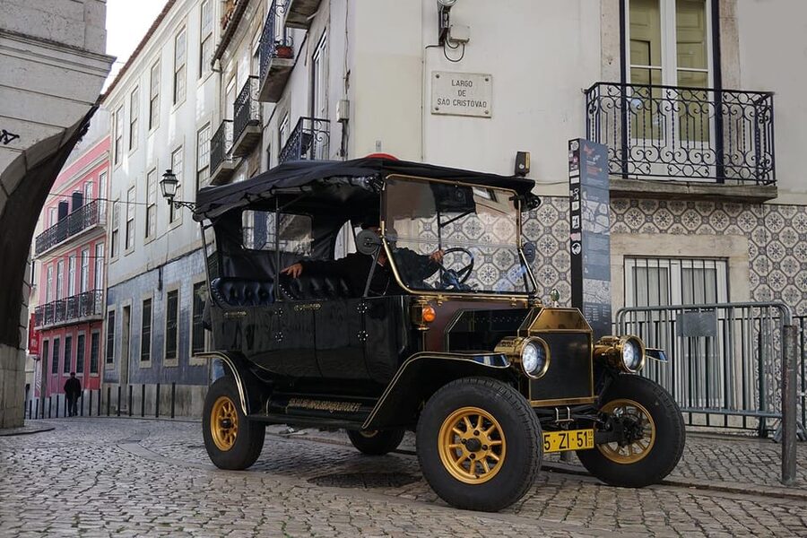 Lisbon: Food and Wine Tasting 4-Hours Tuk Tuk Tour - Wine Hunters Tavern Tasting: Three Wines, Port, and a Portuguese Board