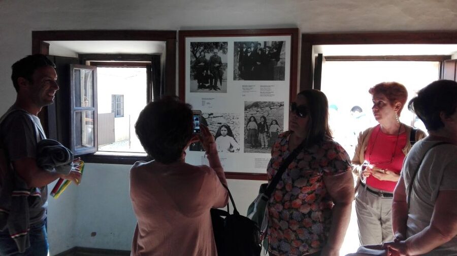 Lisbon: Full-Day Private Guided Tour to Fátima - The village break in Fátima: eat, browse, reset