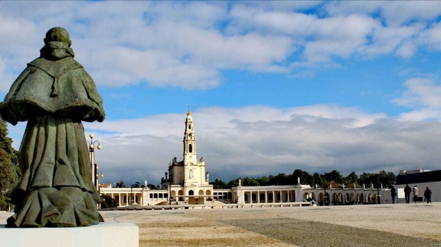 Lisbon: Full-Day Private Guided Tour to Fátima - Hotel pickup and the comfortable ride to arrive around 11:00