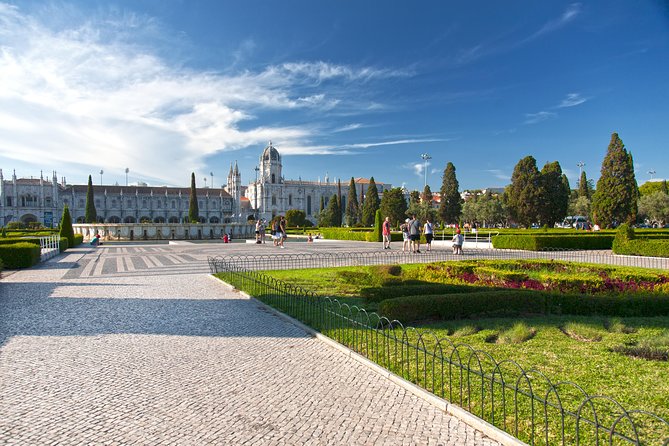Lisbon Golden Age - Private Tour with Van and Local Guide - Stop 1: Miradouro de Santa Luzia and Lisbon’s Big Picture