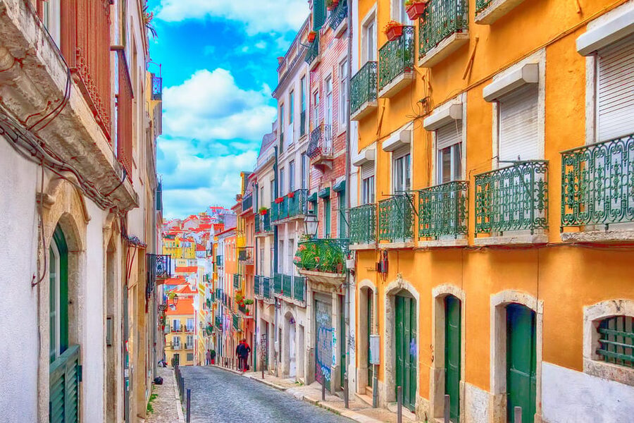 LISBON GRAND EXPERIENCE Tuktuk Tour in German - What the guides do that makes it feel personal