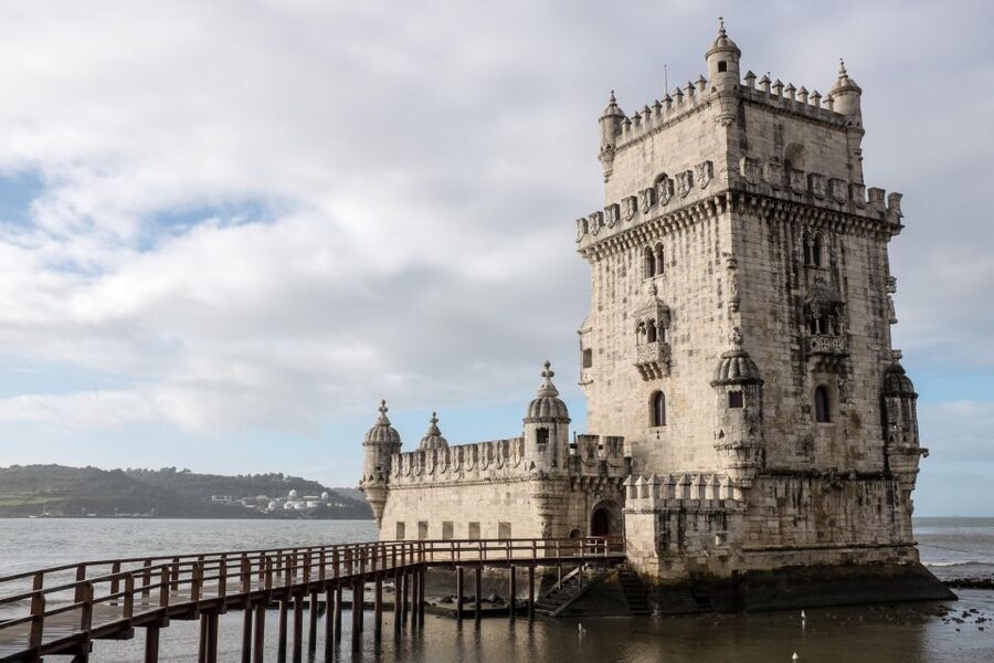 Lisbon: Half-Day City Tour - Alfama and Baixa-Chiado: using a digital route to connect streets and squares
