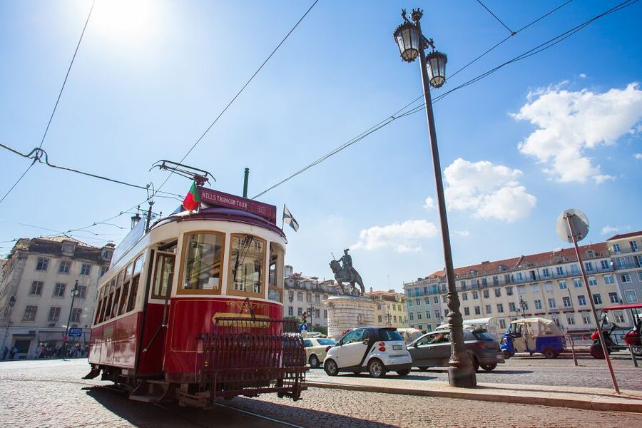 Lisbon: Hills Red Tram Tour by Tram 28 Route 24-Hour Ticket - Castelo São Jorge and Sé Catedral: Icons You Can Connect to the Streets
