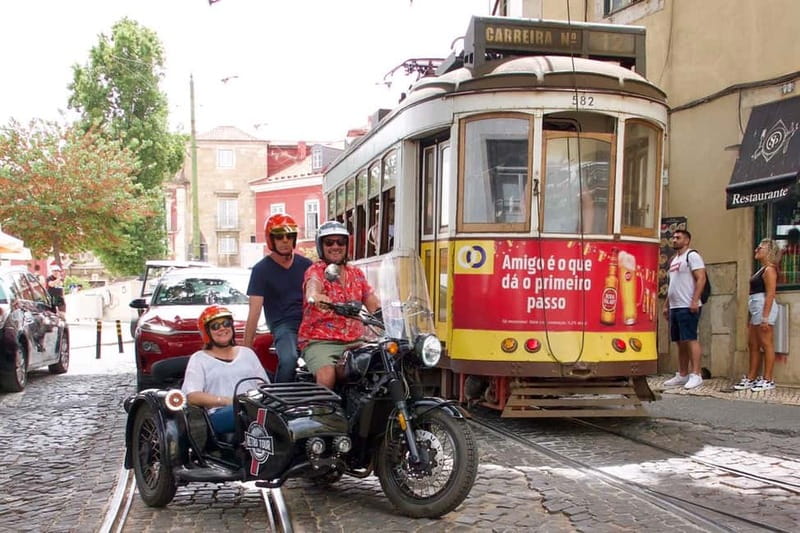 Lisbon : Historic Motorcycle Side-car Tour 1H - Graça Historic District and the Miradouro feel