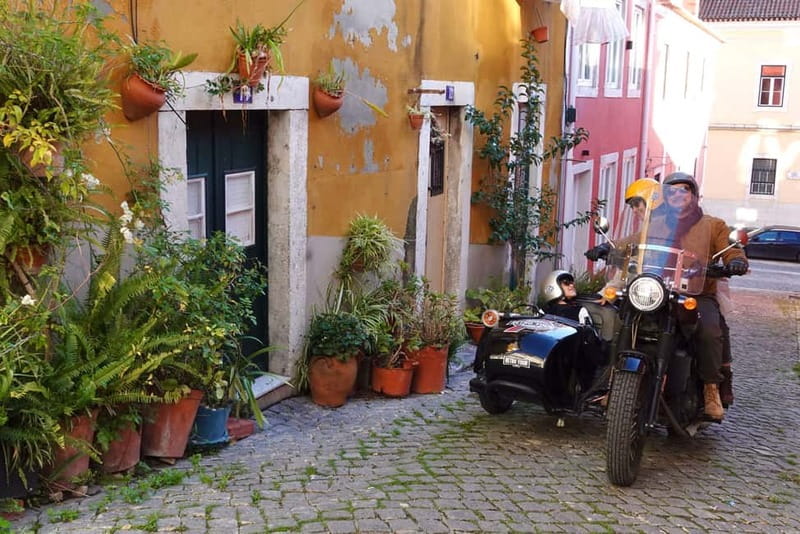 Lisbon : Historic Motorcycle Side-car Tour 1H - Getting started at Rua Garrett 88, then rolling out