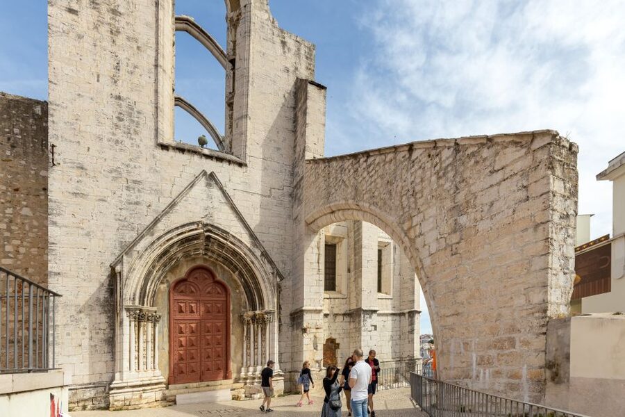 Lisbon: History, Stories and Lifestyle Walking Tour - The tram ride to Portas do Sol: short lift, big change in perspective