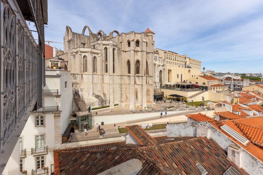 Lisbon: History, Stories and Lifestyle Walking Tour - Lisbon Cathedral ending: a medieval anchor for the whole route