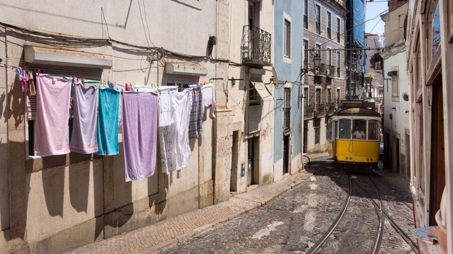 Lisbon: Jewish Quarter Guided Walking Tour - Walking into the Judiaria streets: medieval segregation, then real Lisbon geography