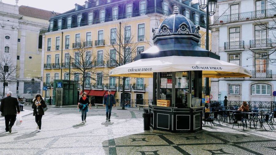 Lisbon: Layover Tour with Airport Pickup and Drop-Off - Pastéis, plazas, and viewpoints: what makes the itinerary feel complete