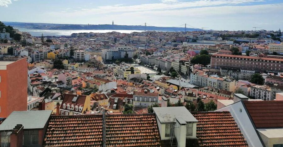 Lisbon: Layover Tour with Airport Pickup and Drop-Off - Airport pickup at Lisbon (Starbucks meeting point and practical timing)