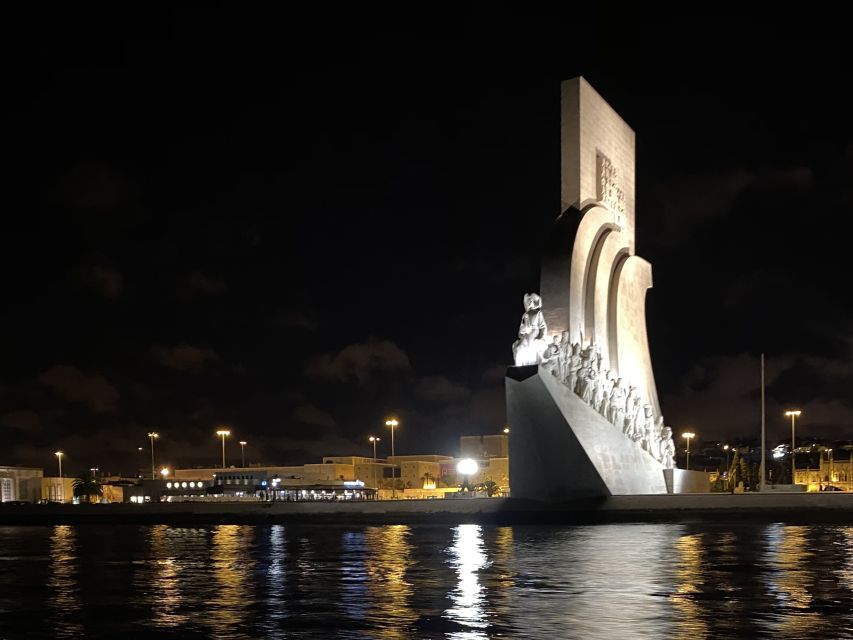Lisbon: Luxury Sailboat Cruise at Night - Drinks, guide, and comfort: what makes the experience work