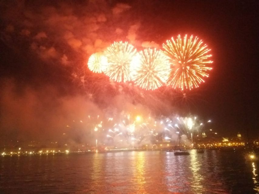 Lisbon: New Year's Eve Tagus River Cruise with Open Bar - Sliding Past Lisbon’s Night Lights: What the Cruise Shows You
