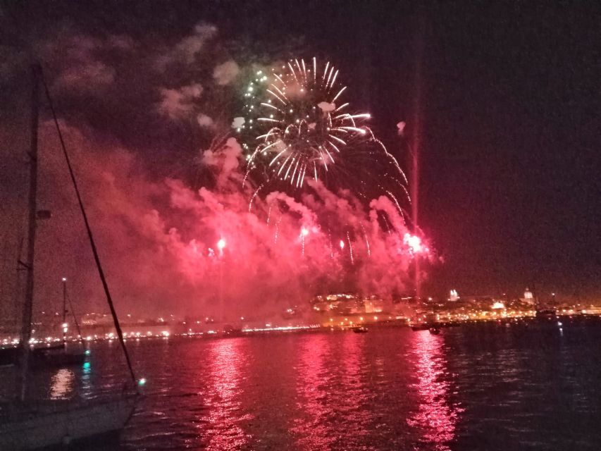 Lisbon: New Year's Eve Tagus River Cruise with Open Bar - Open Bar (Beer, Wine, Sangria) and the Midnight Toast