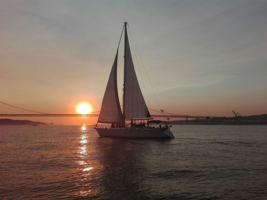 Lisbon: New Year's Eve Tagus River Cruise with Open Bar - Fireworks Viewing: The Real Advantage vs. Street Watching