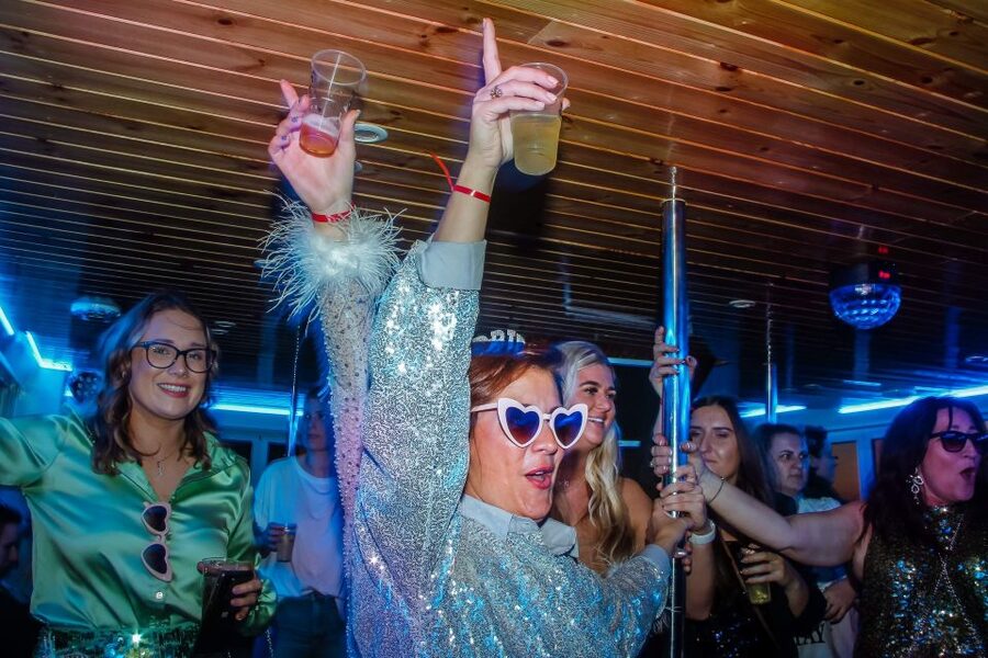 Lisbon: New Year's Eve with Live Dj Fireworks and Open Bar - Fireworks at Praça do Comércio: The Midnight Moment You’re Buying