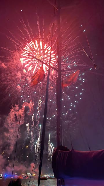 Lisbon: New Year's party on sailboat tour 2026 to 2027 - Drinks and Portuguese bites: what you’ll actually be served