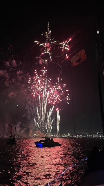 Lisbon: New Year's party on sailboat tour 2026 to 2027 - On board comfort: blankets, sound system, and WiFi