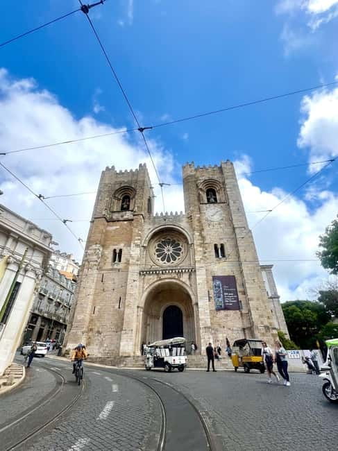 Lisbon Old Town Tuk Tuk Top Experience - Commerce Square, Rua Augusta Arch, and the Pink Street