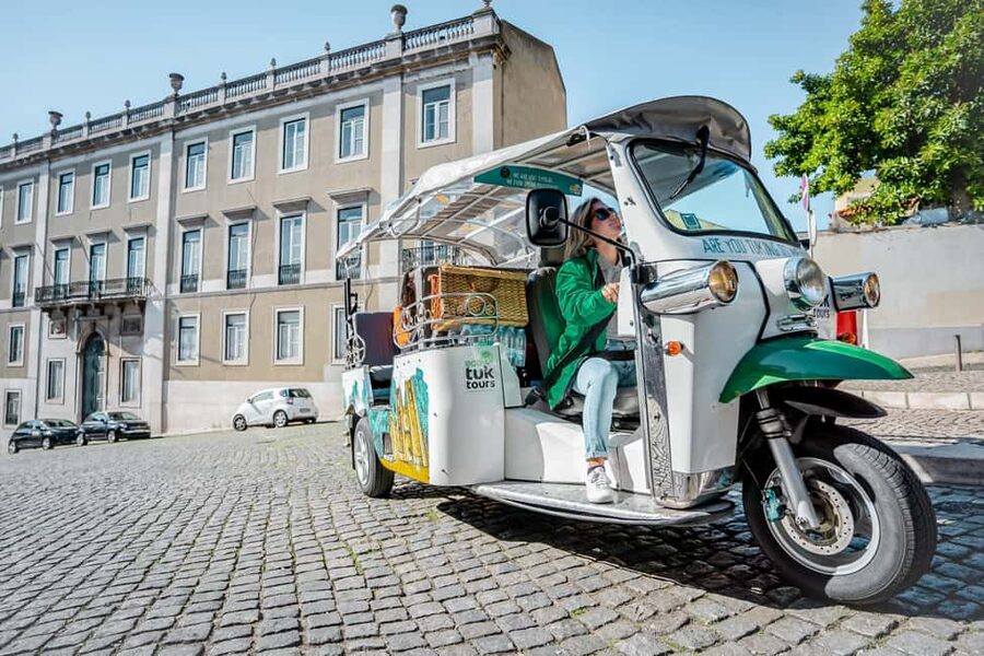 Lisbon on a Tuk Tuk Tour: History & Viewpoints - Key things that make this tuk tuk tour work