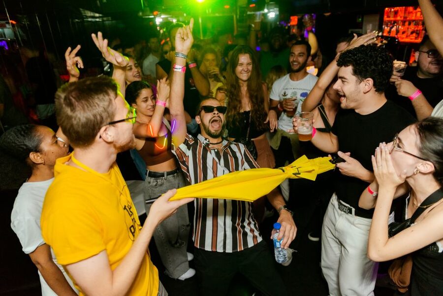 Lisbon PinkStreet Pubcrawl: 1hOpen Bar, Shots,VIP Club Entry - The 15-Minute Orientation Stop at Praça Luís de Camões