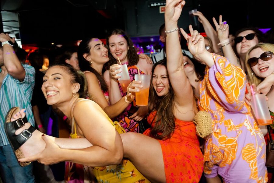 Lisbon PinkStreet Pubcrawl: 1hOpen Bar, Shots,VIP Club Entry - Guide Energy: What You Get From a Live Host