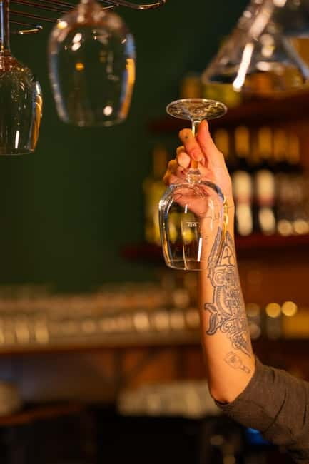 Lisbon: Portuguese Wine Tasting - Alfama start: finding Taverna das Marias and getting into the mood