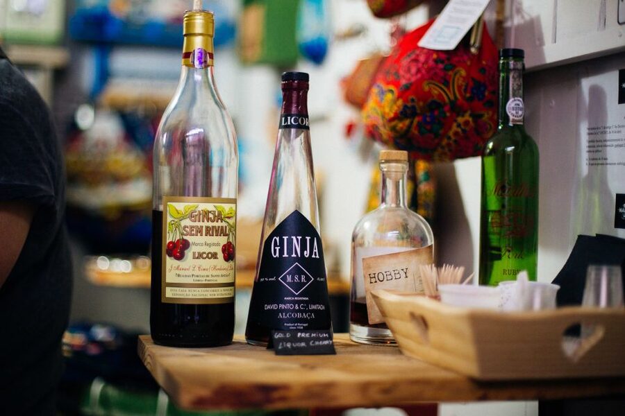 Lisbon: Private Evening Tour with Drinks & Bites in Alfama - Why Alfama at night works so well for a first Lisbon evening