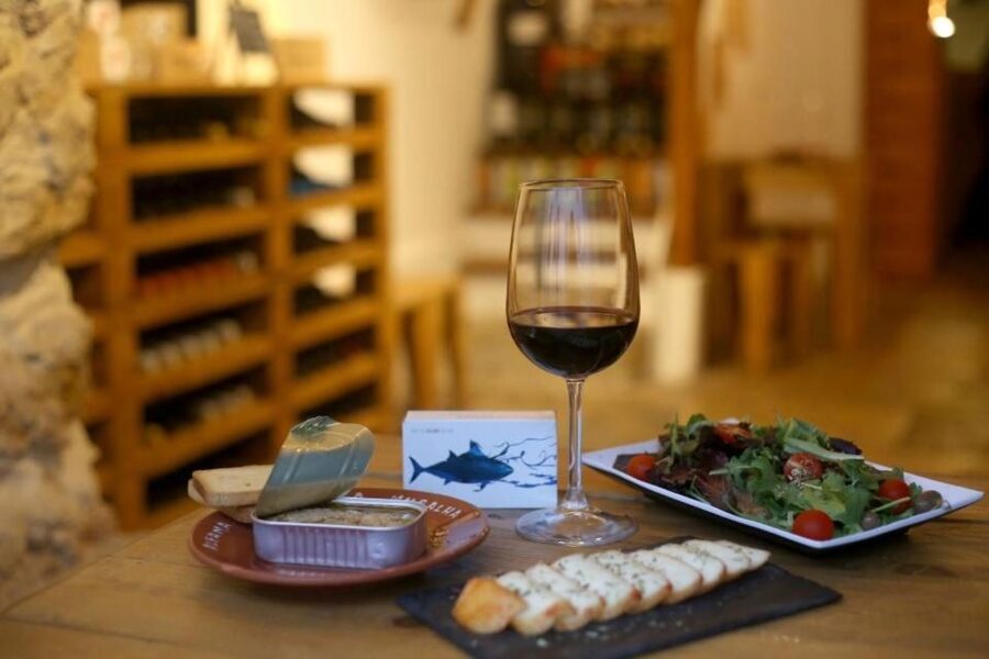 Lisbon: Private Food & Wine City Tour by Eco Tuk Tuk - Pickup and getting oriented: two meeting points, one clear plan