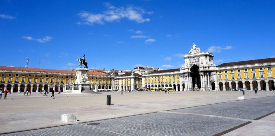 Lisbon: Private Full Day City Tour - Lisbon Cathedral, Alfama, and São Jorge Castle: the medieval spine of the city