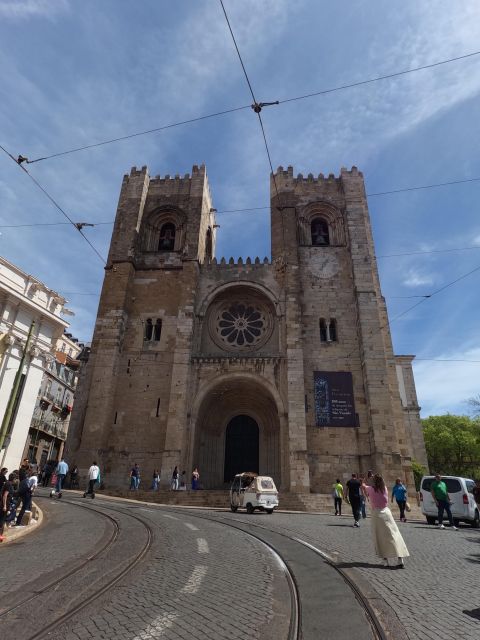 Lisbon:Private guided historical sightseeing Tour by TUK-TUK - Alfama Streets, Roman Theatre, and the Cathedral Viewlines