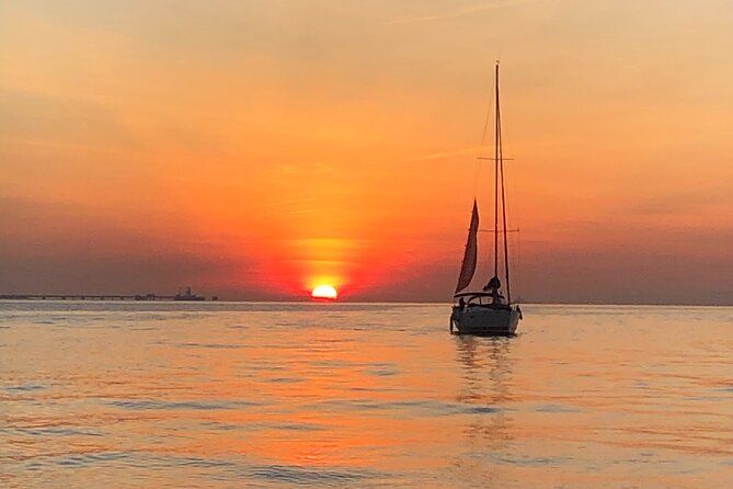 Lisbon Private Luxury Boat Tour with Welcome Drink - Key highlights at a glance