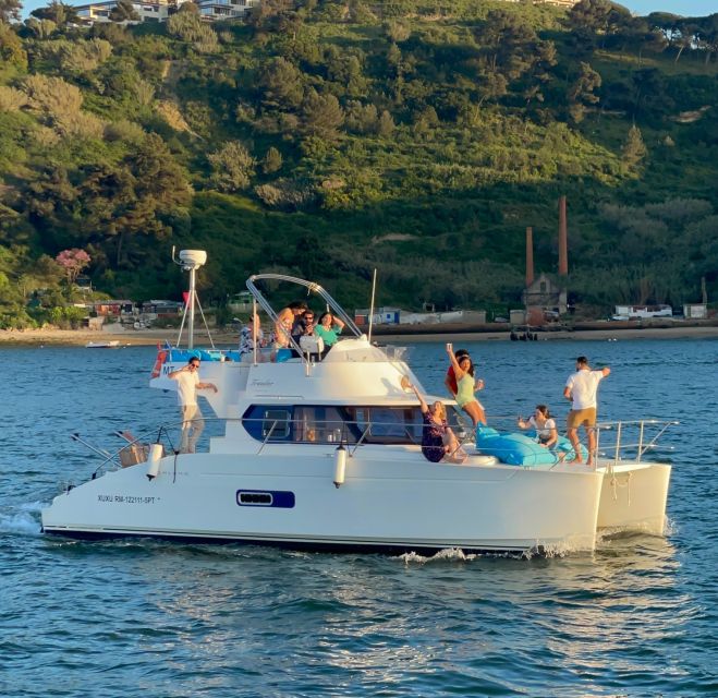 Lisbon: Private Luxury Catamaran Tour with Welcome Drink - The welcome drink and onboard bar: it’s not just a perk