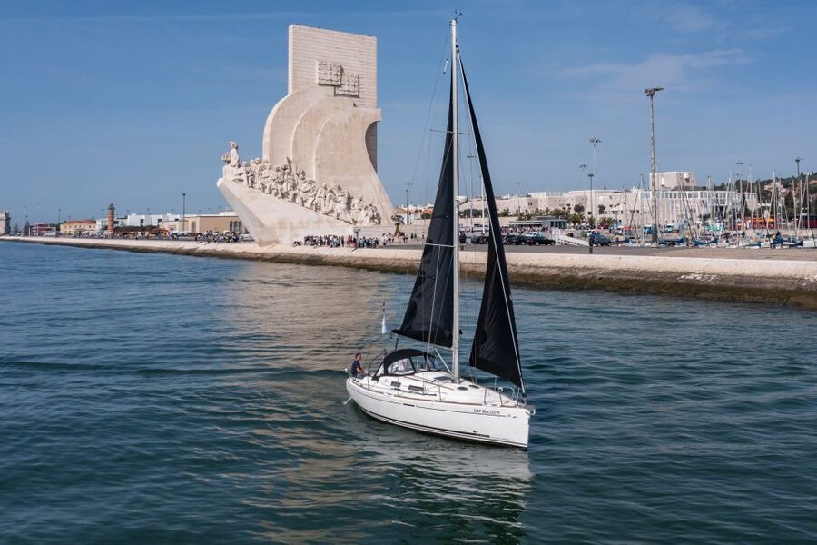 Lisbon: Private Sailboat Tour on the Tagus at Sunset - Wine, Portuguese snacks, and that sunset timing