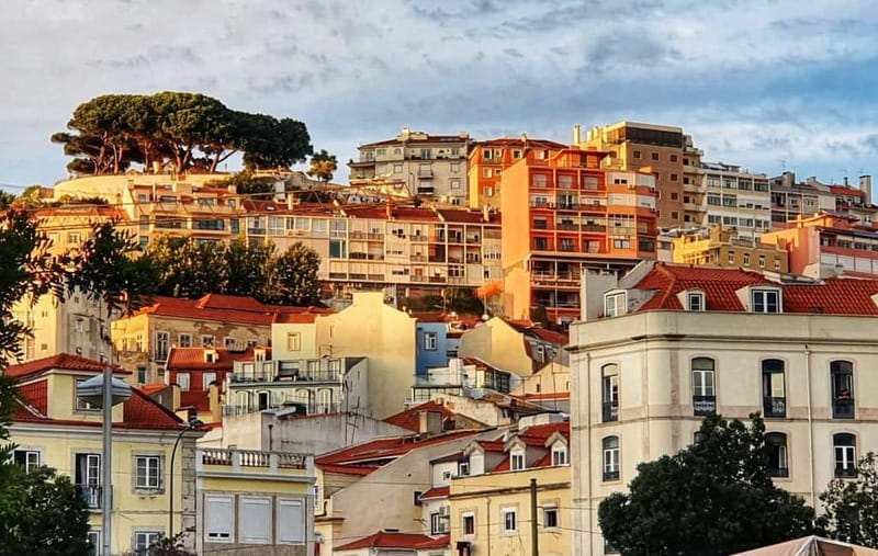 Lisbon: Private Tuk-Tuk Tour of Old Town & Scenic Viewpoints - Getting oriented: from Praça do Comércio into Old Town