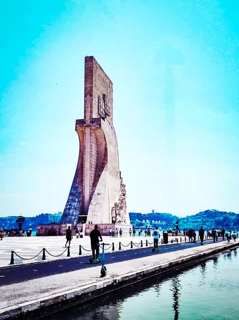 Lisbon: Private Tuk-Tuk Tour of Old Town & Scenic Viewpoints - Graça Historic District: the neighborhood vibe matters