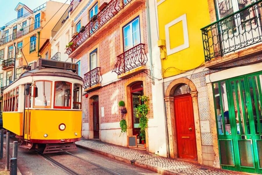 Lisbon: Private Tuk-Tuk Tour of Old Town & Scenic Viewpoints - Choosing the right duration: 90 minutes vs 2 or 3 hours