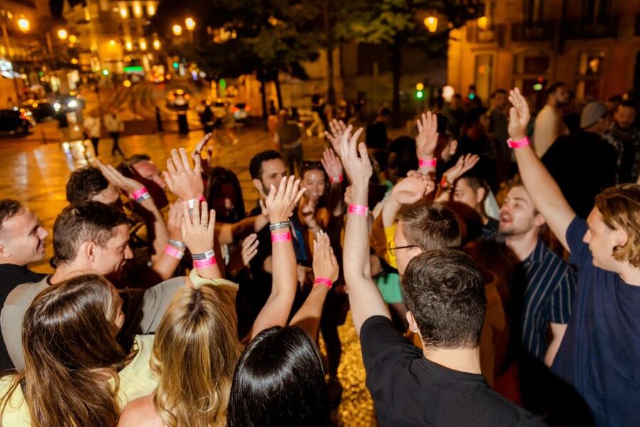 Lisbon: Pub Crawl with Open Bar, Shots & VIP Club Entry - Guide names and what great guiding looks like on this crawl