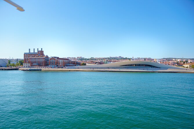Lisbon River Boat Sightseeing Tour with a Drink - São Jorge Castle and the neighborhoods of Alfama and Mouraria