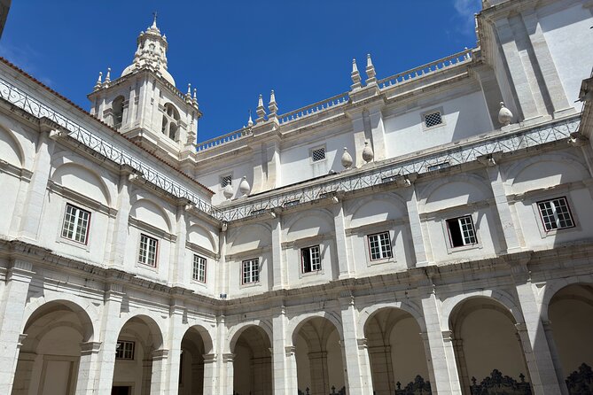 Lisbon Royal Views Small Group Tour with St George Castle Entry - Castelo de São Jorge: included entry and a self-guided finish