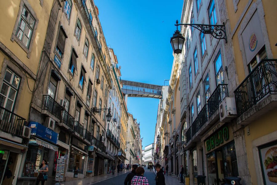 Lisbon's historic old town in a tuk-tuk in German - Key things that make this tour work