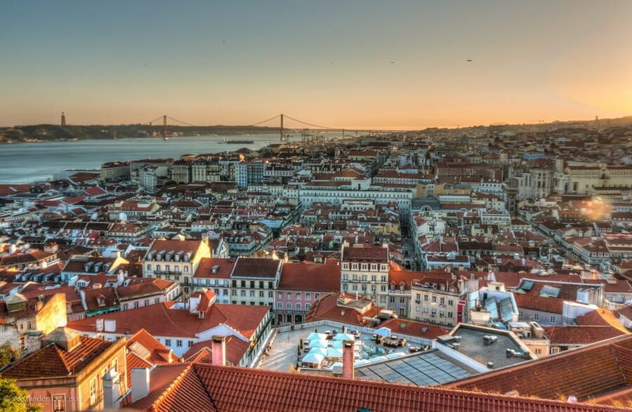 Lisbon's historic old town in a tuk-tuk in German - Graça and the Church of Our Lady of Grace: a focused climb