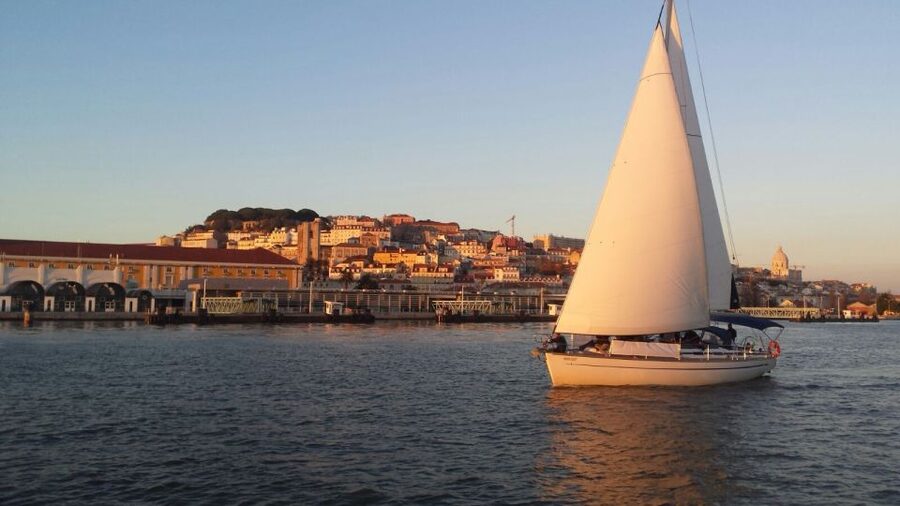 Lisbon: Sailing Boat Tour with Drinks & Pastel de Nata - Drinks and snacks: Portuguese wine, beer, and mini Pastéis de Nata